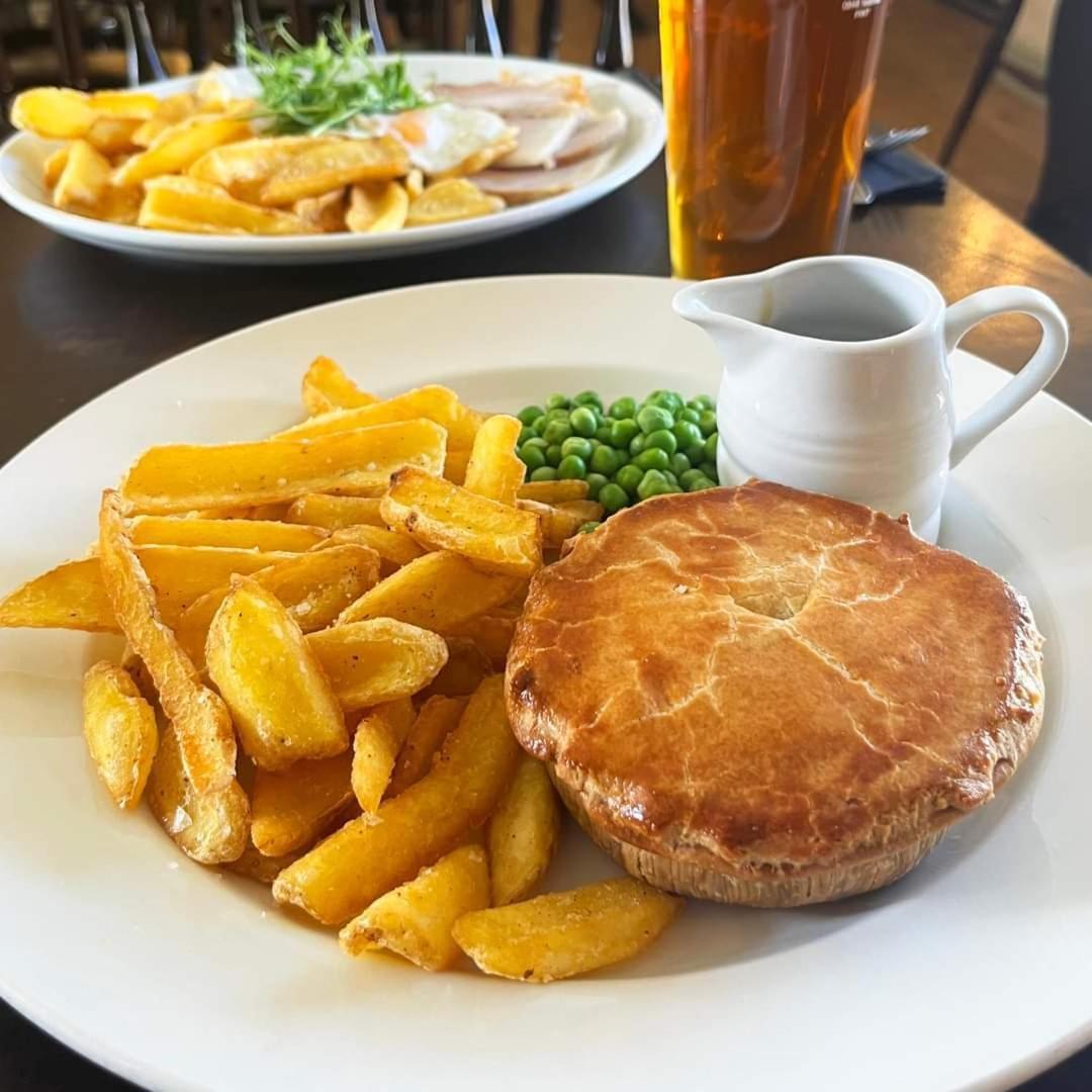 The Crown, Smallburgh Екстер'єр фото